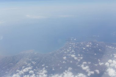 İspanya 'da gökyüzünde bulutlar olan deniz ve Katalonya kıyılarının havadan görünüşü 