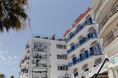 CATALONIA, İspanya - 30 Nisan 2020: Arka planda mavi gökyüzü olan otel platjador cephesi 