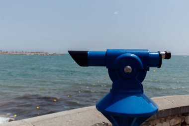 Katalonya, İspanya 'da arka planda deniz ve mavi gökyüzü olan mavi manzaralı seçici izleyici 