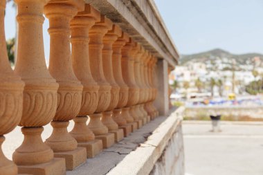 İspanya 'nın Katalonya kentsel caddesinde baluster ve güneş ışığıyla duvarın seçici odağı 