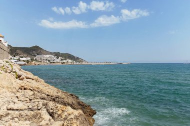 Katalonya, İspanya 'da arka planda dağlı deniz manzarası ve mavi gökyüzü 