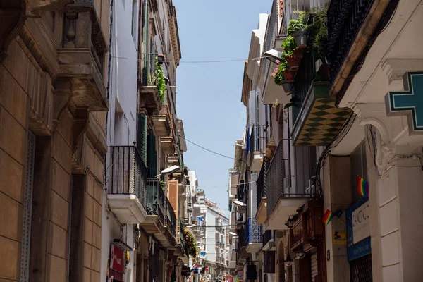 Городская Улица Флагами Вывеской Аптеки Каталонии Испания — стоковое фото
