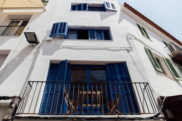 Vista Angolo Basso Tavolo Sedie Sul Balcone Della Casa Catalogna — Foto Stock