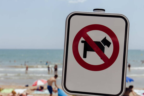 Выборочная концентрация запрещающего знака для собак на пляже в Каталонии, Испания
 