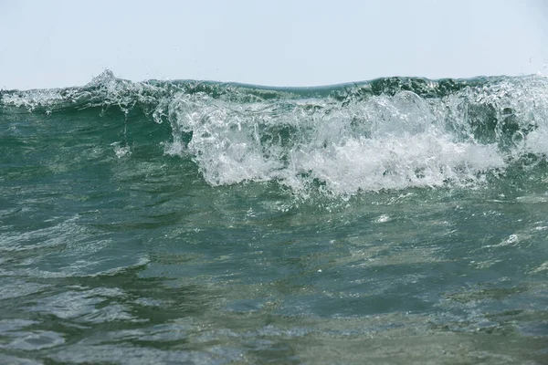 Vista Perto Onda Mar Com Espuma Céu Azul Fundo — Fotografia de Stock