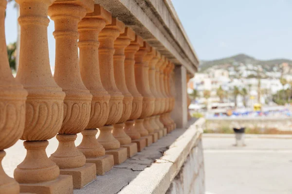 İspanya 'nın Katalonya kentsel caddesinde baluster ve güneş ışığıyla duvarın seçici odağı 