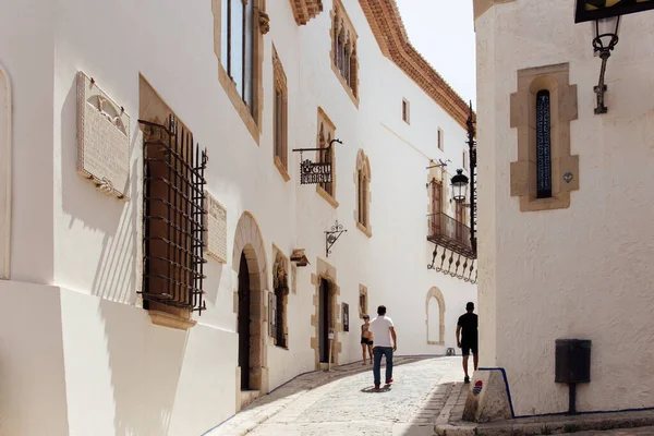 Catalonia Spain April 2020 People Walking Sunlight Street Buildings White — Stock Photo, Image