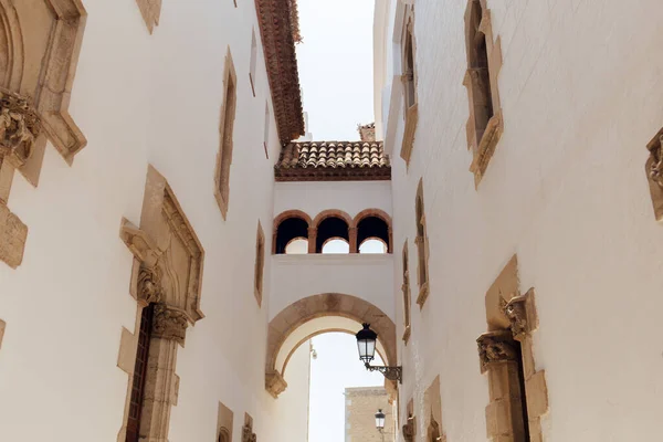 Casas Com Arco Lanternas Fachada Rua Urbana Catalunha Espanha — Fotografia de Stock