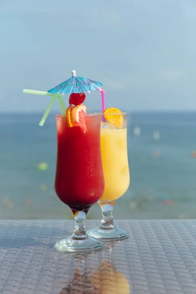 Due Bicchieri Cocktail Con Cannucce Bere Sul Tavolo Sul Mare — Foto Stock