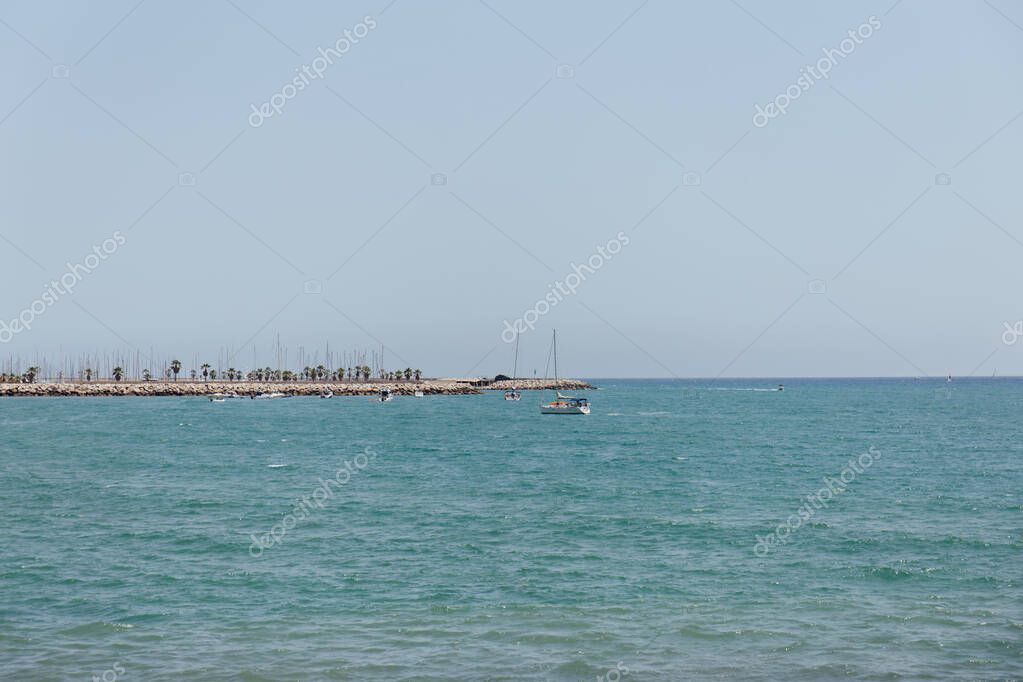 Yacht in mare vicino al molo con cielo blu sullo sfondo in Catalogna, Spagna