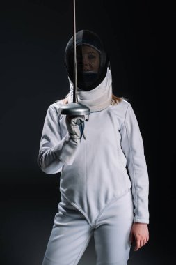 Eskrim maskeli eskrimci ve takım elbiseli Rapier siyah üzerine izole edilmiş. 