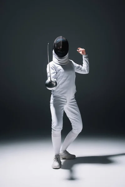 Fencer Gard Masca Costum Formare Sub Lumina Reflectoarelor Fundal Negru — Fotografie, imagine de stoc