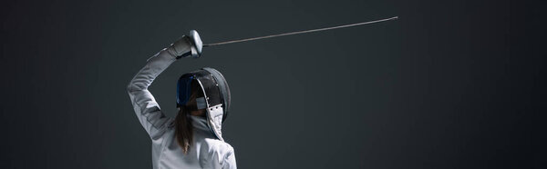 Задний вид тренировки фехтовальщиков с раппером изолирован на черном, панорамном урожае
