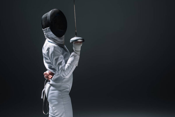 Вид сбоку с рапирой, изолированной черным с пространством для копирования
