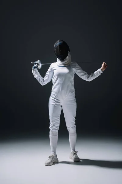 Fencer Gard Masca Exploatație Rapier Timp Picioare Sub Lumina Reflectoarelor — Fotografie, imagine de stoc