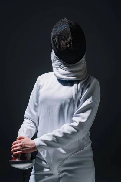 Fencer Fäktning Kostym Och Mask Innehav Rapier Isolerad Svart — Stockfoto