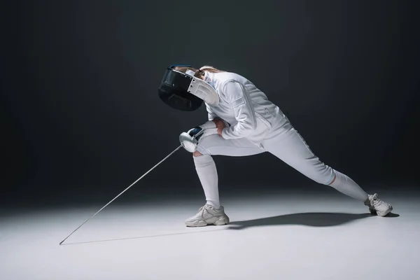 Fencer Κάνει Lunge Ενώ Κρατώντας Rapier Λευκή Επιφάνεια Μαύρο Φόντο — Φωτογραφία Αρχείου