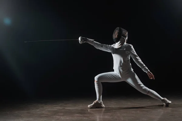 Fencer Fäktning Mask Gör Lunge Träning Med Rapier Svart Bakgrund — Stockfoto