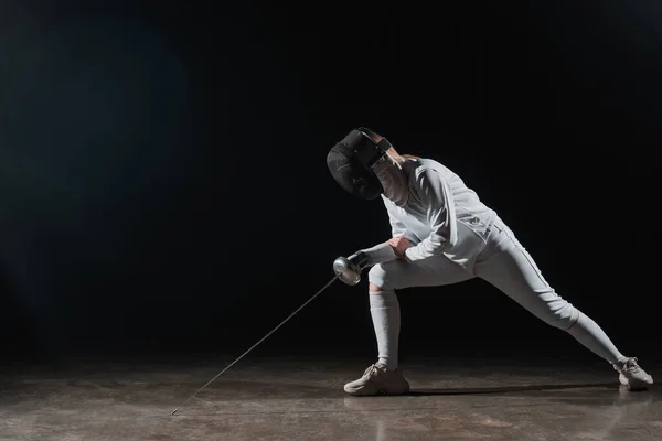 Esgrima Máscara Esgrima Traje Sujetando Estoque Haciendo Embestida Sobre Fondo — Foto de Stock