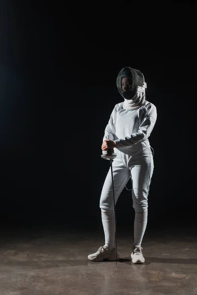 Fencer Hekwerk Masker Pak Houden Rapier Zwarte Achtergrond — Stockfoto