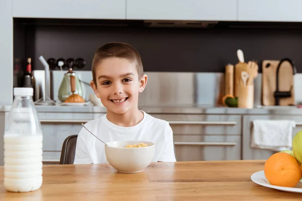Enfoque Selectivo Del Niño Sonriendo Cámara Cerca Cereales Leche Frutas —  Fotos de Stock