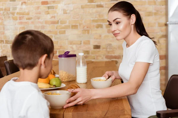 Fokus Selektif Ibu Melihat Anak Dekat Sarapan Meja Dapur — Stok Foto