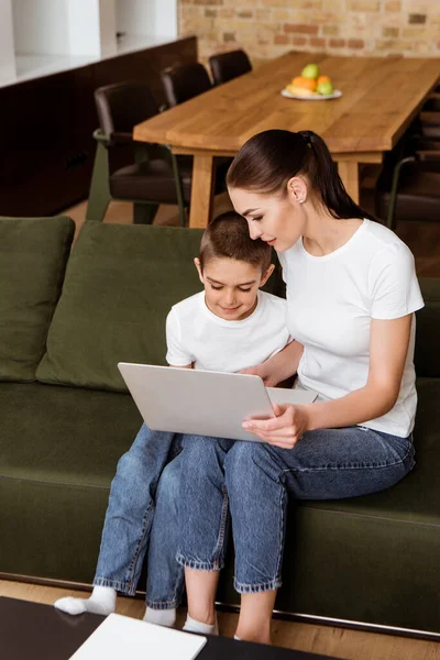 Selective Focus Mother Son Using Laptop Webinar Couch Home — Stock Photo, Image