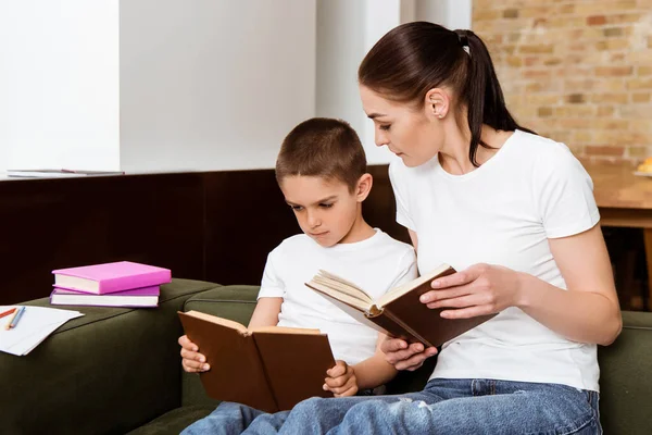 Moeder Zoon Lezen Boeken Buurt Van Papier Kleurpotloden Bank — Stockfoto