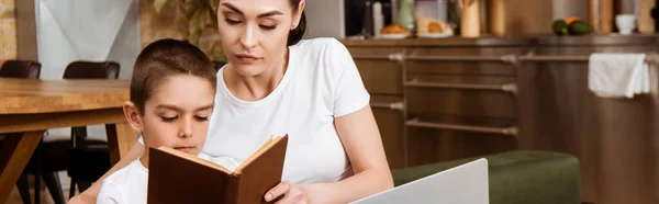 Cultura Horizontal Livro Leitura Mãe Filho Perto Laptop Casa — Fotografia de Stock