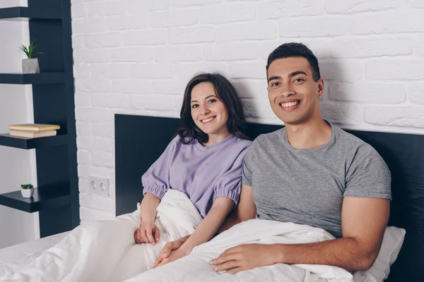 Feliz Pareja Interracial Sonriendo Dormitorio — Foto de Stock