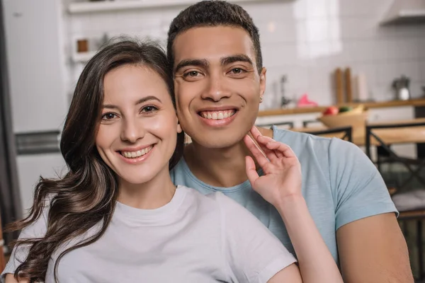 Feliz Casal Interracial Sorrindo Enquanto Olha Para Câmera — Fotografia de Stock