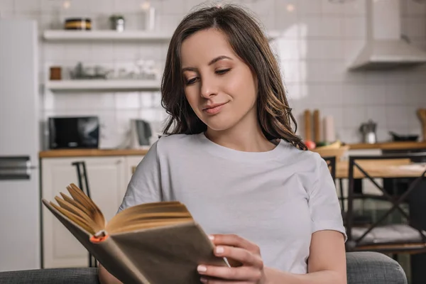 Επιλεκτική Εστίαση Της Ελκυστική Νεαρή Γυναίκα Ανάγνωση Βιβλίο Στο Σπίτι — Φωτογραφία Αρχείου