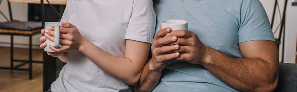 Horizontaal Gewas Van Interraciale Paar Met Kopjes Koffie — Stockfoto