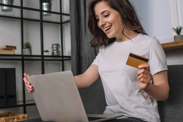 Mujer Joven Alegre Que Sostiene Tarjeta Crédito Cerca Del Ordenador —  Fotos de Stock