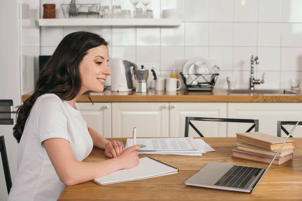 Freelancer Alegre Olhando Para Laptop Escrever Notebook Conceito Estudo Line — Fotografia de Stock