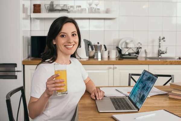 Mujer Feliz Sosteniendo Vaso Jugo Naranja Cerca Del Ordenador Portátil —  Fotos de Stock