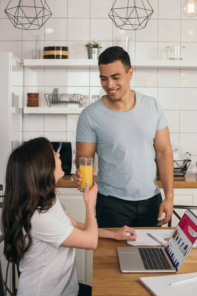 Kiew Ukraine Mai 2020 Glücklicher Mixed Race Mann Schenkt Freundin — Stockfoto