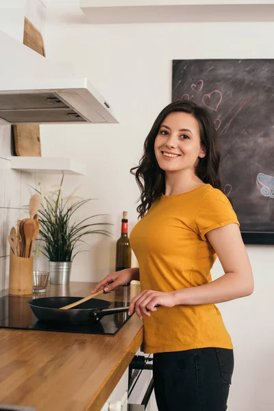 Mujer Alegre Sosteniendo Espátula Madera Cerca Sartén — Foto de Stock