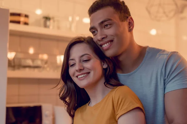 Alegre Multirracial Casal Sorrindo Casa — Fotografia de Stock