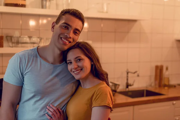 Gelukkig Multiraciaal Paar Glimlachen Terwijl Knuffelen Thuis — Stockfoto