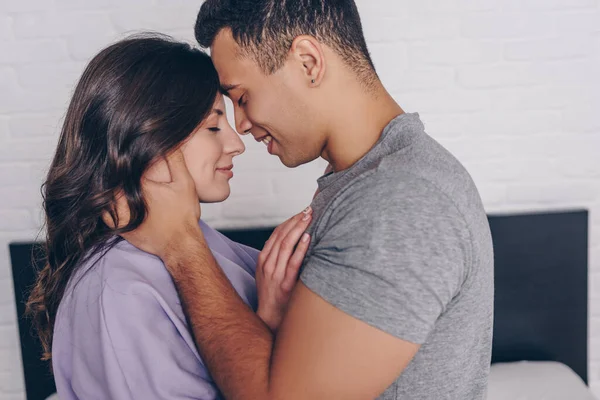 Vista Lateral Homem Racial Abraçando Menina Alegre Com Olhos Fechados — Fotografia de Stock