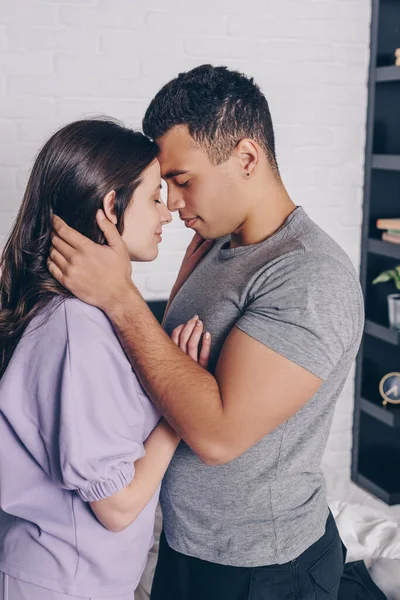 Knappe Raciale Man Met Gesloten Ogen Knuffelen Vrolijk Meisje Slaapkamer — Stockfoto