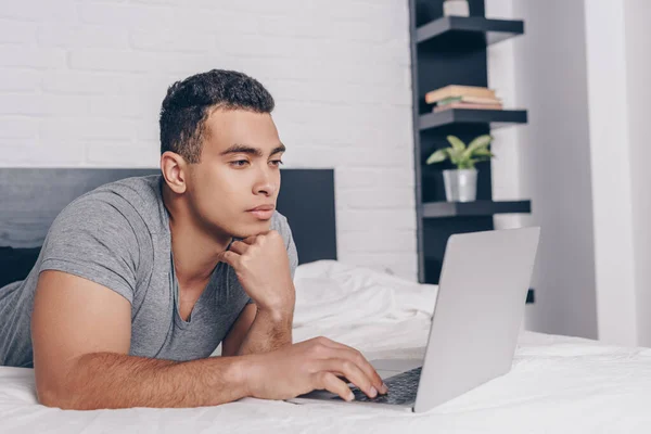 Handsome Racial Freelancer Using Laptop Bedroom — Stock Photo, Image