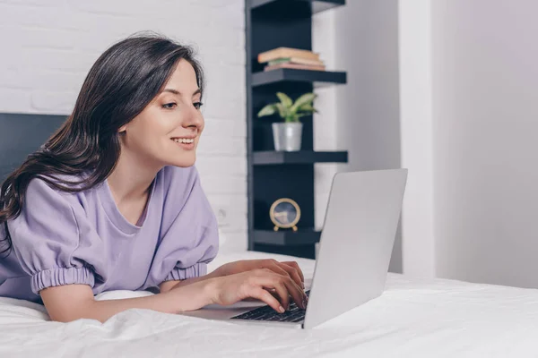 Χαρούμενη Και Ελκυστική Freelancer Χρησιμοποιώντας Φορητό Υπολογιστή Στο Κρεβάτι — Φωτογραφία Αρχείου