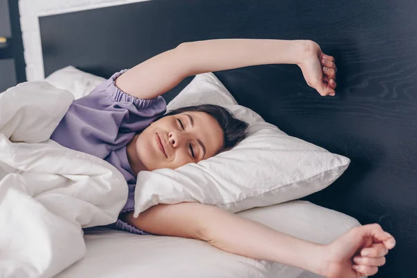 Jovem Alegre Com Olhos Fechados Esticando Cama — Fotografia de Stock