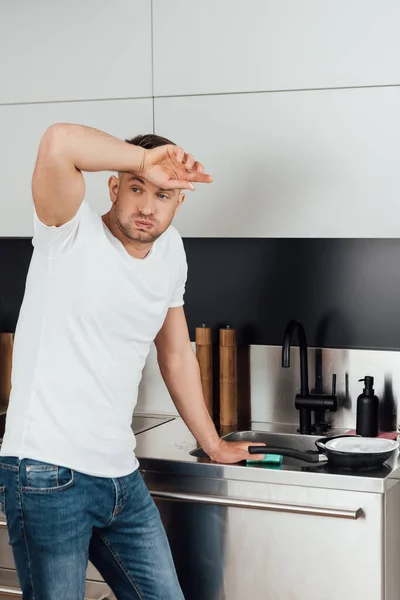 Homem Cansado Tocando Testa Perto Placa Molhada Frigideira Cozinha — Fotografia de Stock