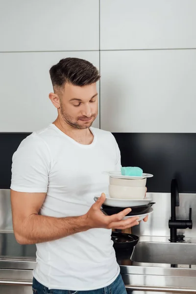 Hombre Disgustado Sosteniendo Platos Sucios Cocina — Foto de Stock