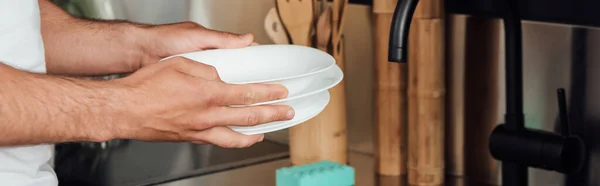 Colheita Panorâmica Homem Segurando Placas Brancas Cozinha — Fotografia de Stock