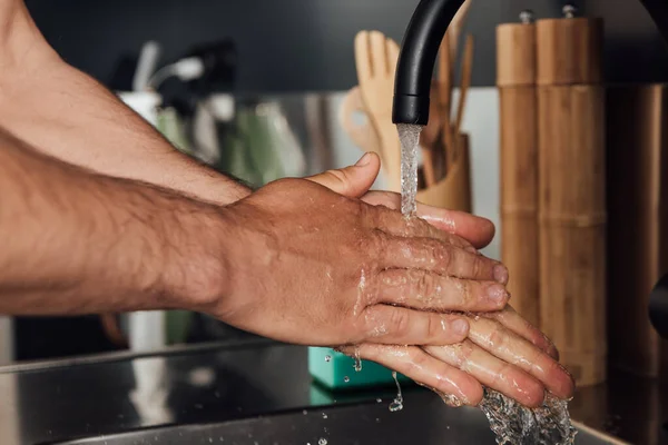 Κοντινό Πλάνο Του Άνδρα Πλύσιμο Των Χεριών Στο Σπίτι — Φωτογραφία Αρχείου