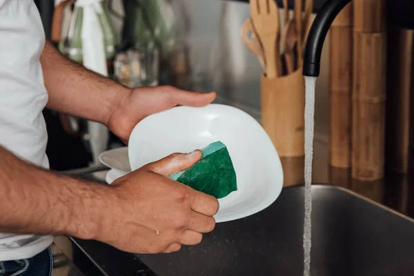 Abgeschnittene Ansicht Eines Mannes Mit Schwamm Beim Waschen Weißer Teller — Stockfoto